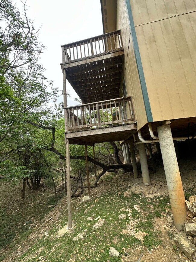 Building Photo - 3-bedroom, 2-bath home nestled in the Rolling Hills subdivision in Canyon Lake