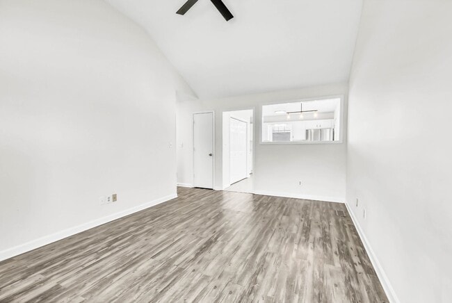 Building Photo - 925 Granny White Rd