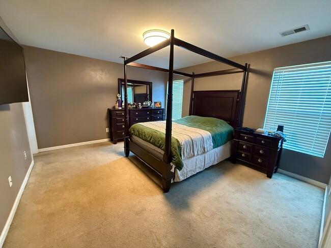 Building Photo - 4 Bedroom 2.5 Bath House in Quail Hill Goo...