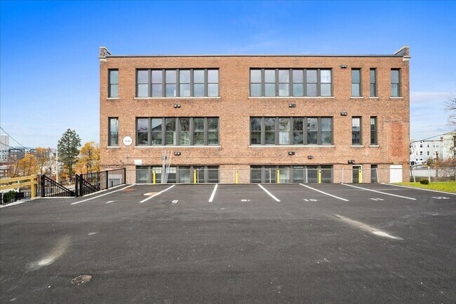 Building Photo - 22 Waverly St