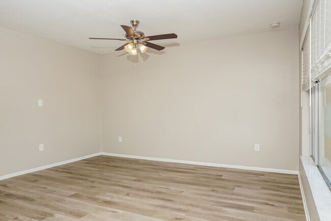 Building Photo - 6927 Roslyn Ct