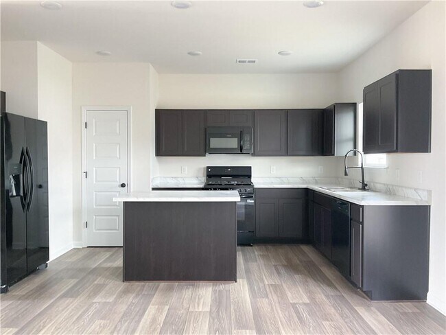 Building Photo - 627 Mountaintop Rd SW