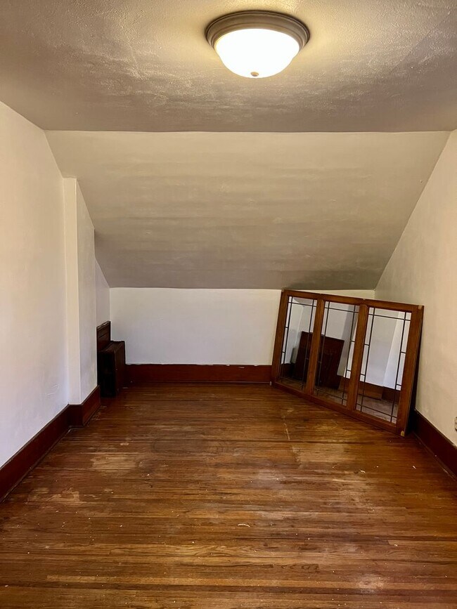 Building Photo - Cozy 3 bedroom next to Avera Hospital in C...
