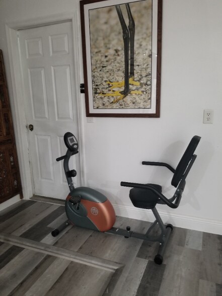 Building Photo - 1585 Maxwell Ln