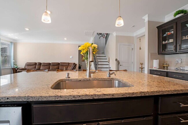 Building Photo - Beautiful Upscale Executive Home with Pool 4B/3Bth with 3,100 sqft