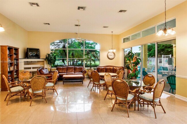 Building Photo - 6047 Seminole Gardens Cir