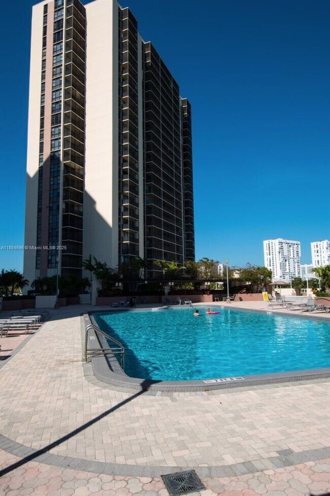 Building Photo - 20301 W Country Club Dr