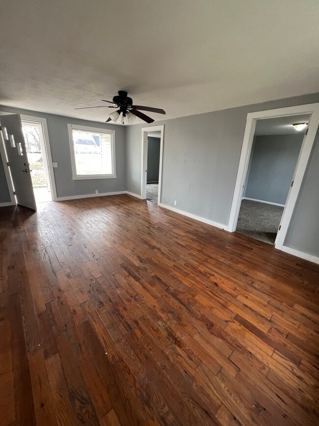Building Photo - 3 bedroom/1 bathroom house