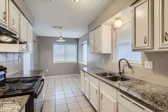 Building Photo - 5607 Circlegate Dr