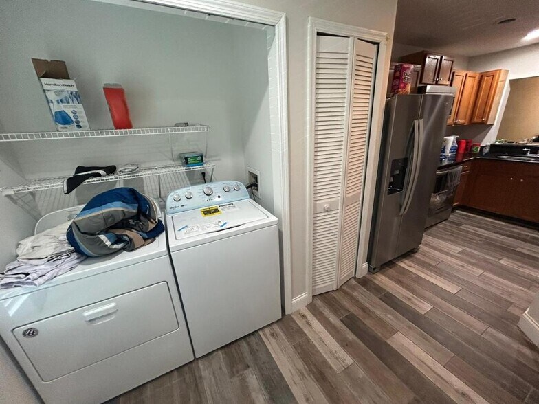 Building Photo - 9532 Darien Ave