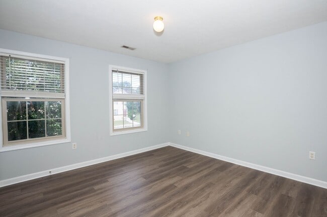 Building Photo - 2 Bed, 1.5 Bath Townhome in Inwood, WV