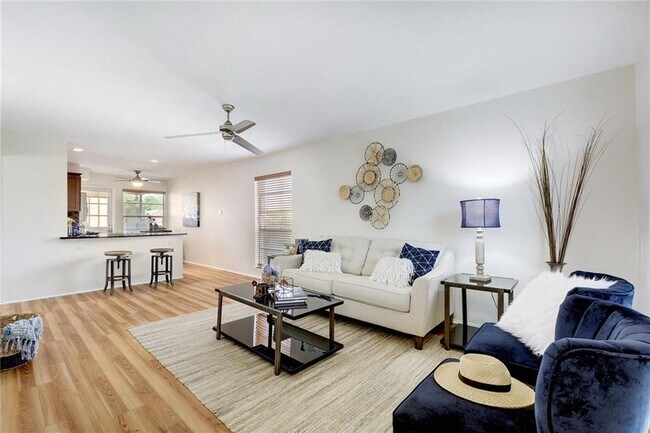 Building Photo - 901 E Oltorf St