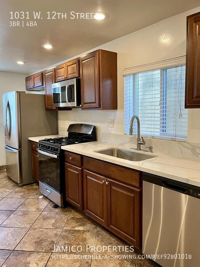 Building Photo - 1031 W 12th St