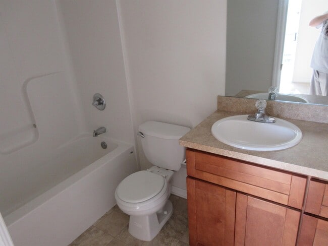 Building Photo - 1211 Knollwood Dr