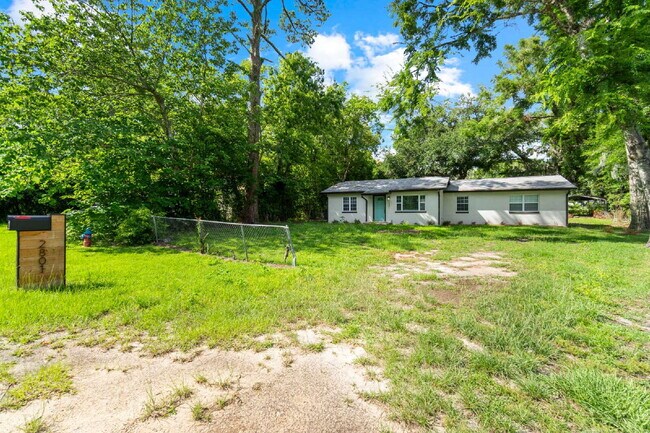 Building Photo - 3BR Home on Oversized Lot with Shed & Greenhouse