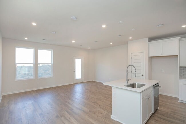 Building Photo - 5342 Bellflower Hls