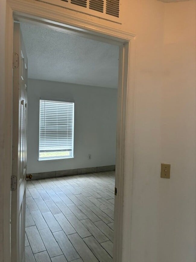 Building Photo - 616 Sunway Ln