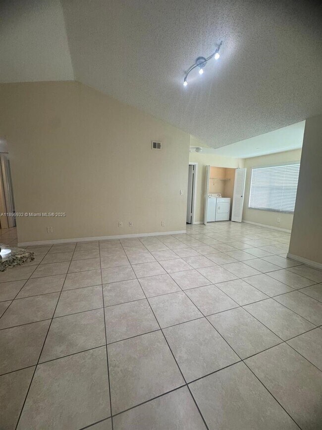 Building Photo - 12730 Vista Isles Dr
