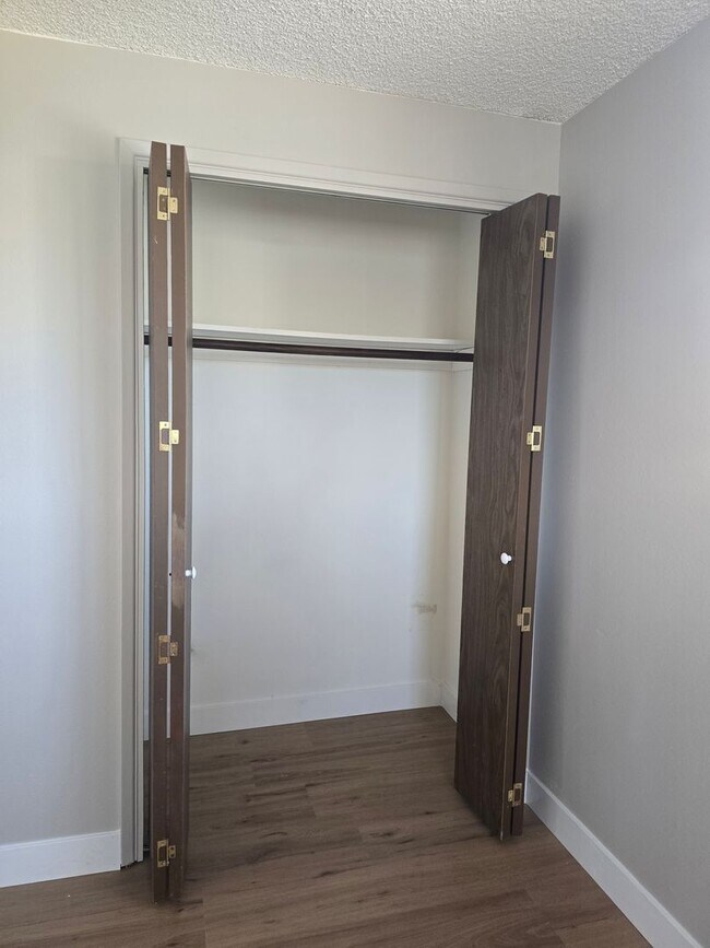 Building Photo - 3 bed / 2 bath