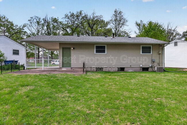 Building Photo - 645 Lilac Dr