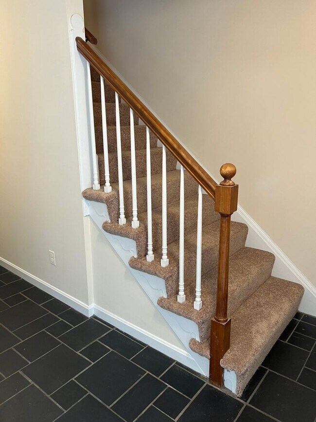 Building Photo - Wonderful end unit in Downtown Bethesda, 1...