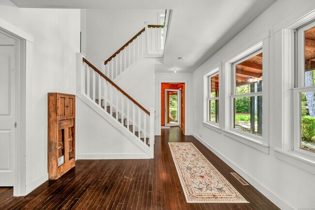 Building Photo - 118 Lake Dr