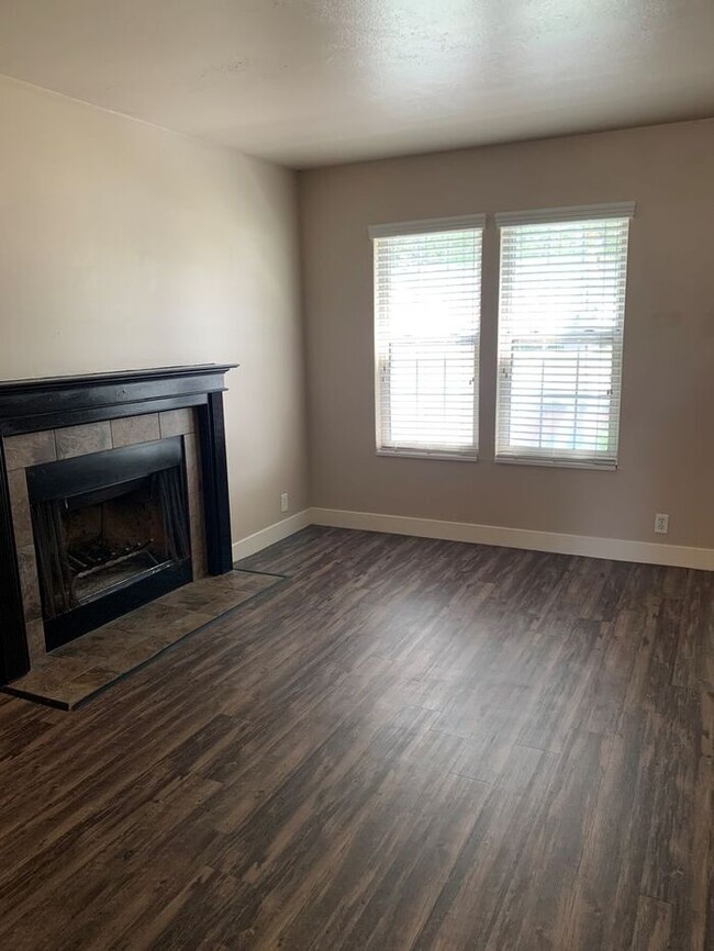 Building Photo - 2 Bed 1.5 Bath End Unit Townhome in Murray...