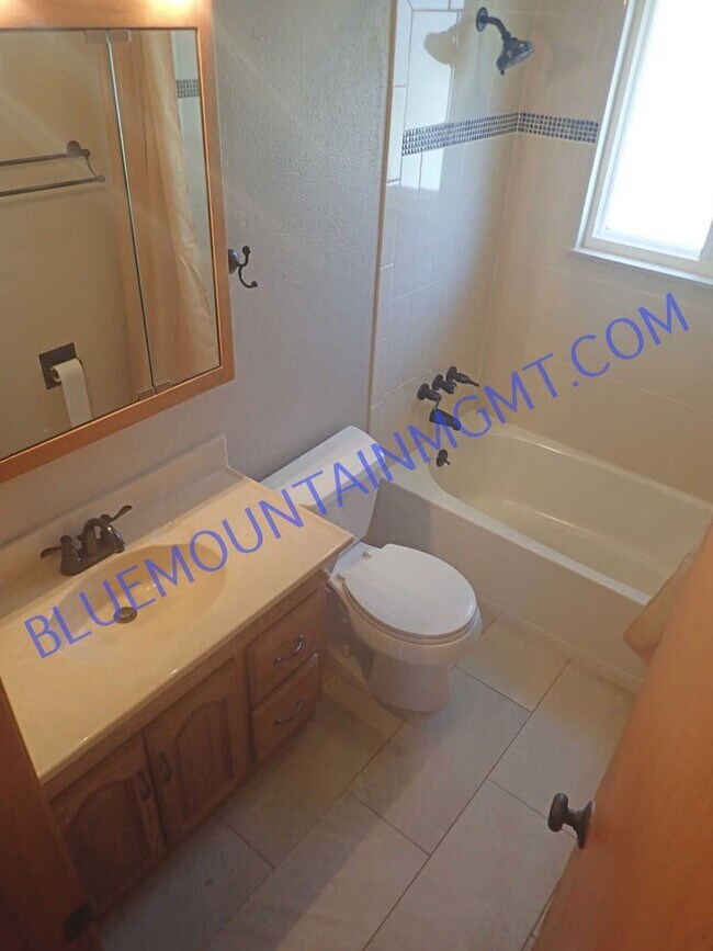 Building Photo - 4 br, 2 bath House - 1025 Galley Place