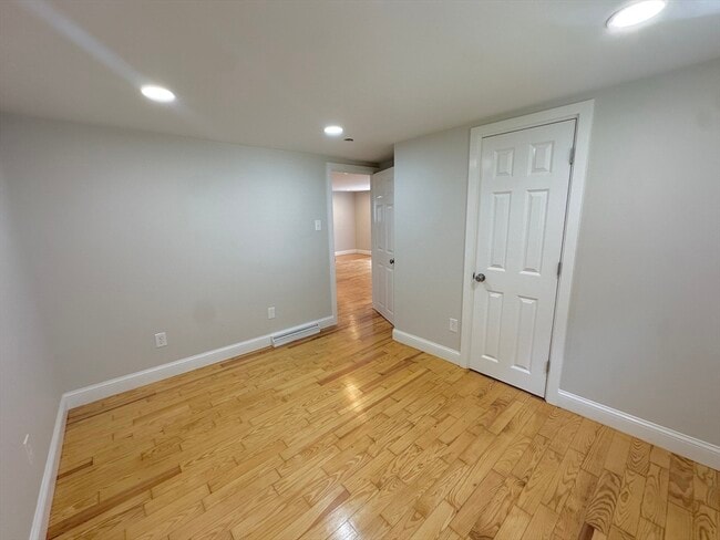 Building Photo - 33 Park Dr