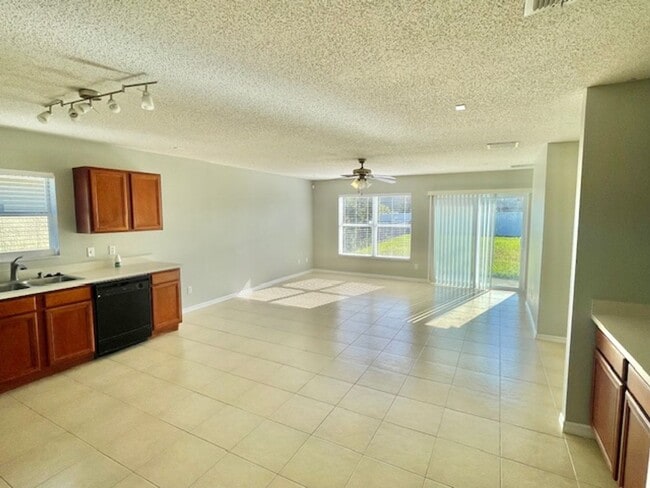 Building Photo - Sanford - 4 Bedroom, 2 Bathroom - $2,395.00