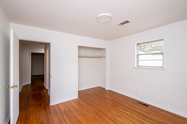 Building Photo - Welcome to a beautifully maintained 4-bedroom, 2-bathroom home located in the highly sought-after...