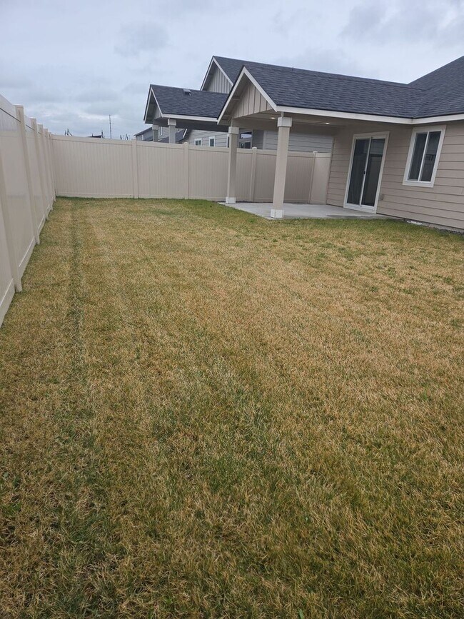 Building Photo - 3 bed 2 bath house