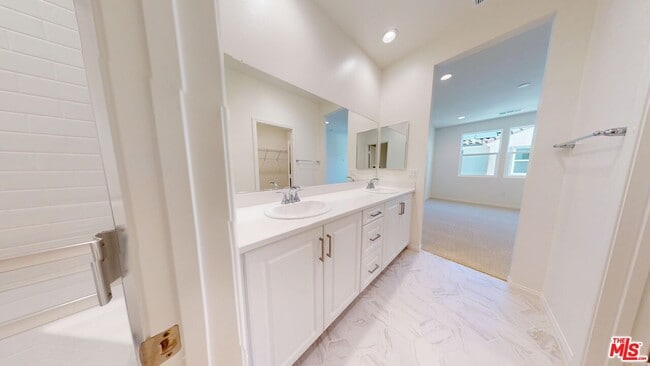 Building Photo - 2410 E Agave St