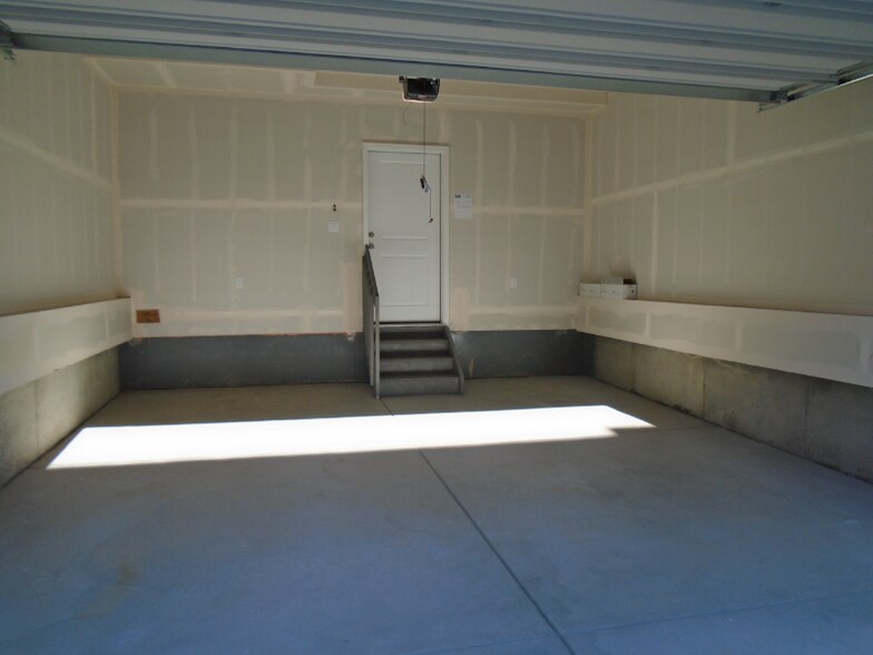 Building Photo - 5387 Euclid Dr