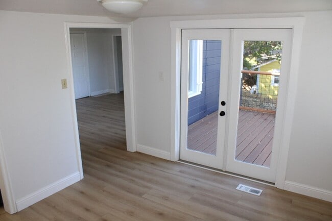 Building Photo - 5910 Skyline Dr