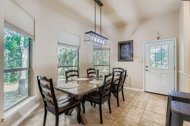 Building Photo - Large 4 bedroom home on 1 acre with lawn c...