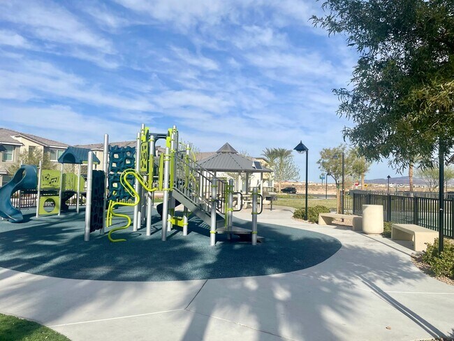 Building Photo - 3 bed 2 bath 2 car garage Townhome "On the Strip" South Las Vegas Blvd