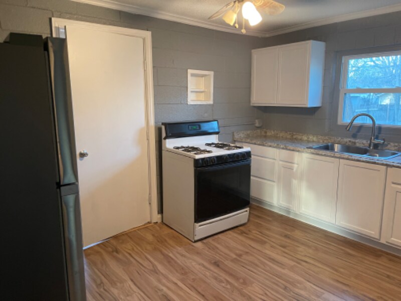 Building Photo - 3217 James Ave