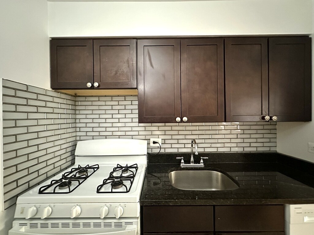 Building Photo - 6830 N Sheridan Rd