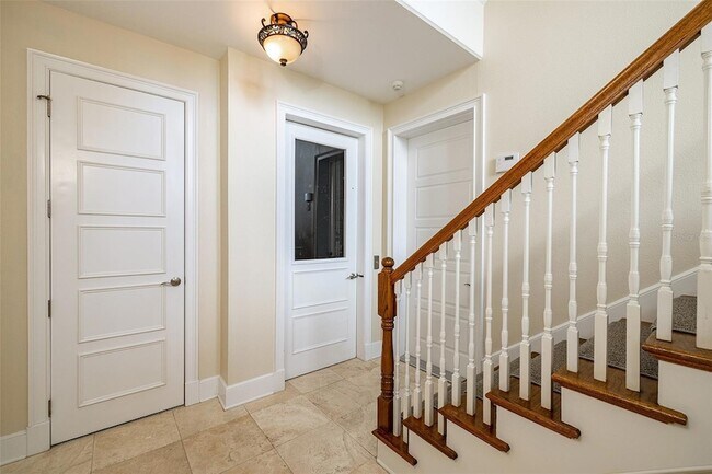 Building Photo - 821 Bay Point Dr