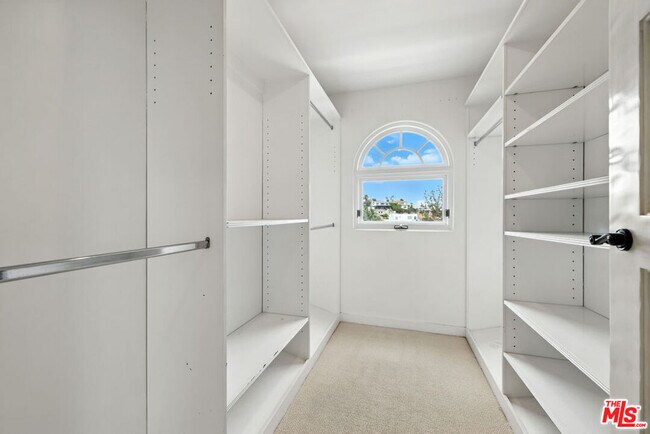 Building Photo - 1675 Woods Dr