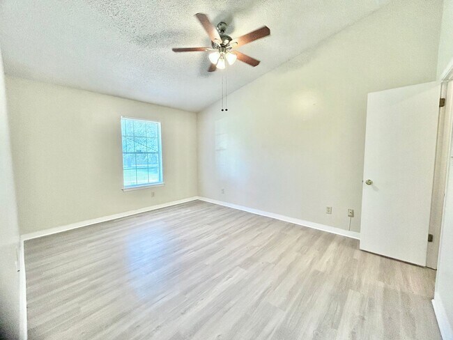 Building Photo - Charming 2-Bedroom Quadplex