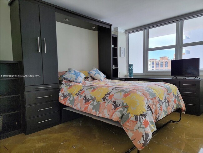 Building Photo - 2030 S Ocean Dr
