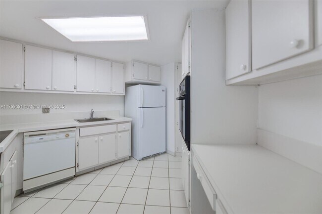 Building Photo - 801 Brickell Bay Dr