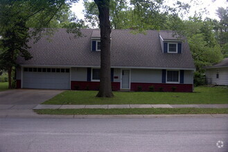Building Photo - Large 5 Bedroom Nall Hills Home