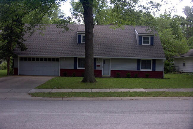 Primary Photo - Large 5 Bedroom Nall Hills Home