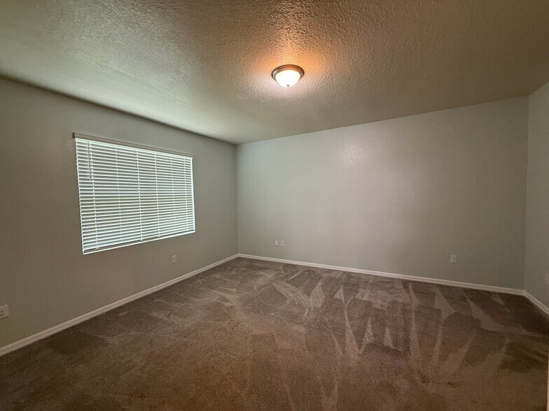 Building Photo - 12374 Eastpointe Dr