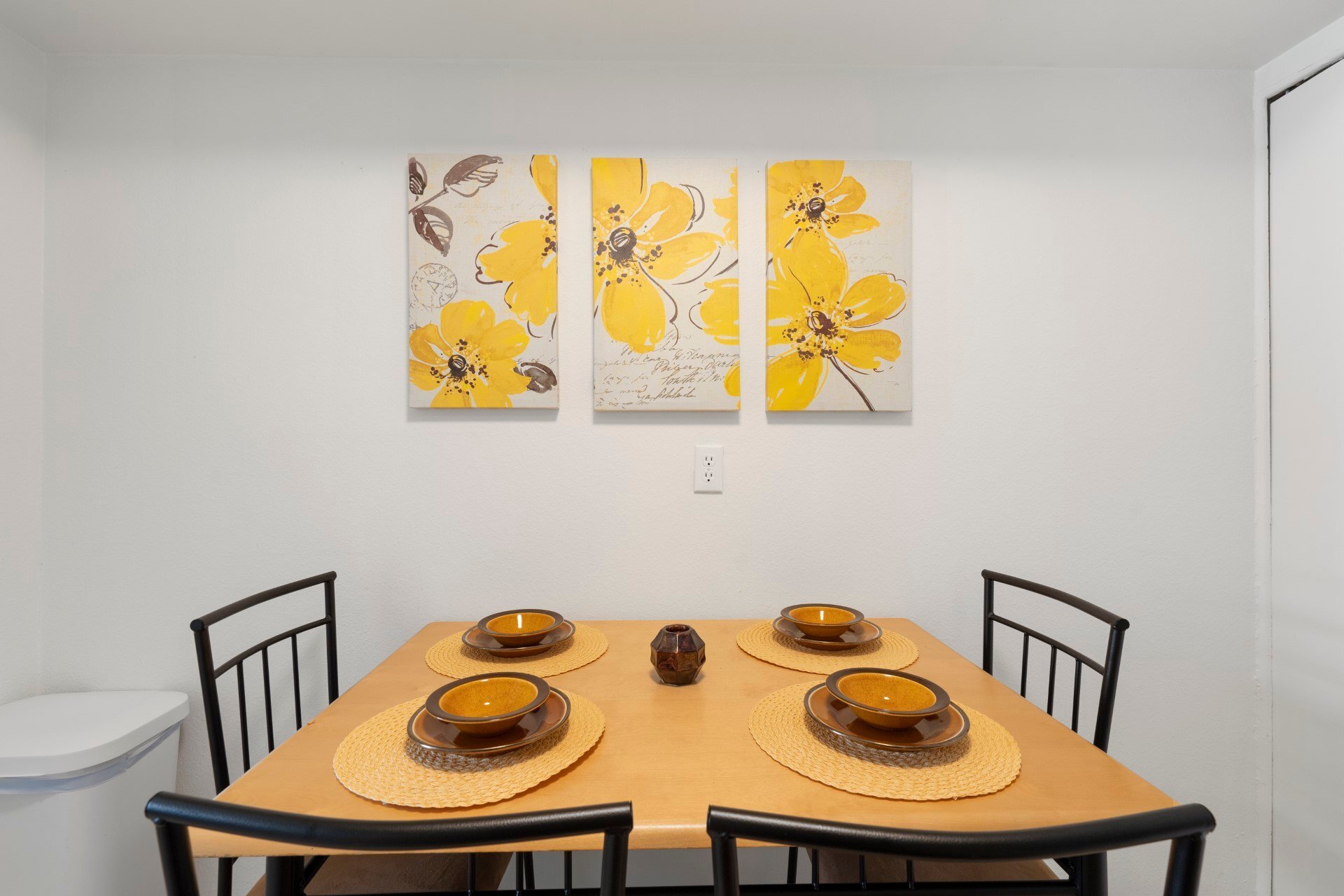 Building Photo - 8066 E Oak St