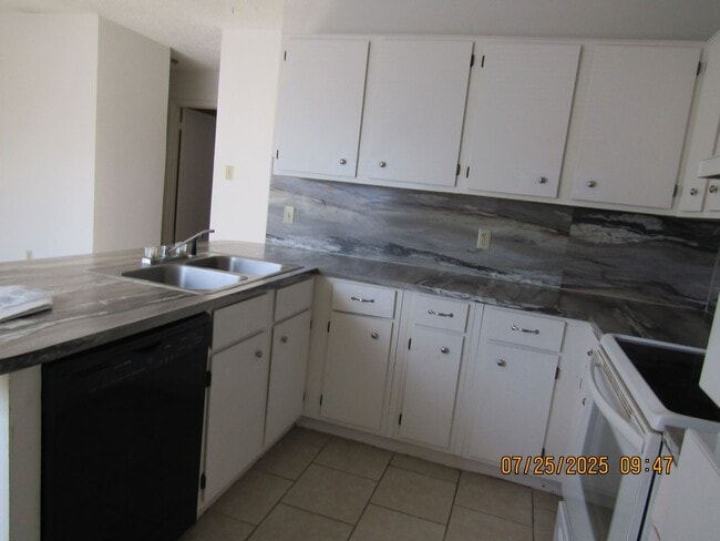 Building Photo - Very nice two-bedroom townhome, located in...