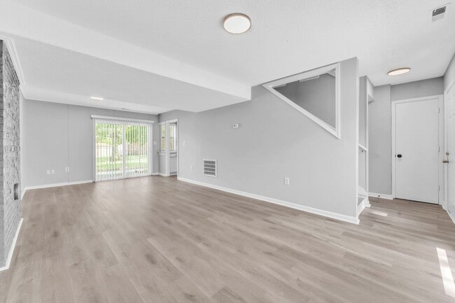 Building Photo - *NEWLY RENOVATED* 2 Bedroom Townhouse in D...